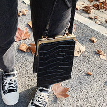Load image into Gallery viewer, Crocodile Pattern Clip Women Shoulder Bag Fashion Alligator Crossbody Bags for Women 2021 Designer Small Pu Leather Women's Bag