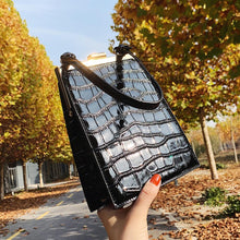 Load image into Gallery viewer, Crocodile Pattern Clip Women Shoulder Bag Fashion Alligator Crossbody Bags for Women 2021 Designer Small Pu Leather Women's Bag
