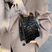 Load image into Gallery viewer, Crocodile Pattern Clip Women Shoulder Bag Fashion Alligator Crossbody Bags for Women 2021 Designer Small Pu Leather Women's Bag
